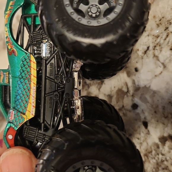 Hot Wheels Monster Trucks Fan Favorites Snake Bite 1:64 scale - Picture 7 of 9